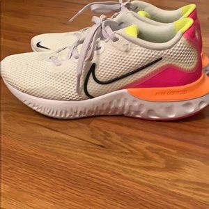 Worn once size 6 Nike tennis Shoes!